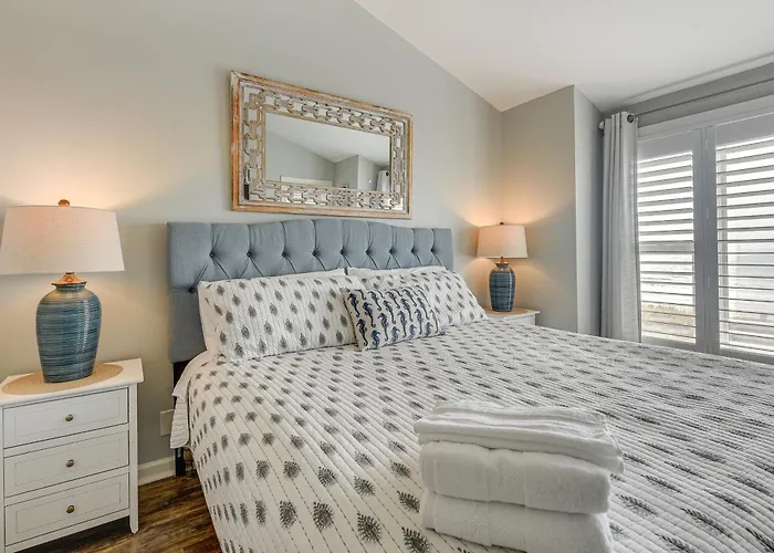 Sunny Seaside Condo With View - Walk To Beach