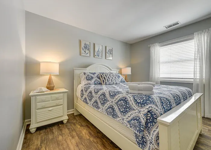 Sunny Seaside Condo With View - Walk To Beach