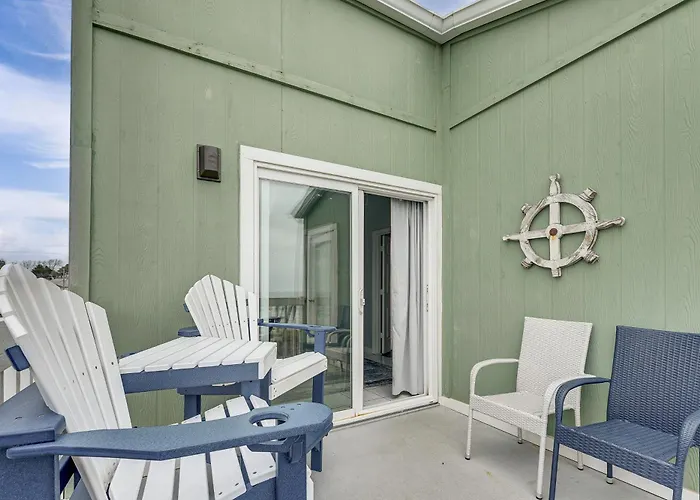 Sunny Seaside Condo With View - Walk To Beach